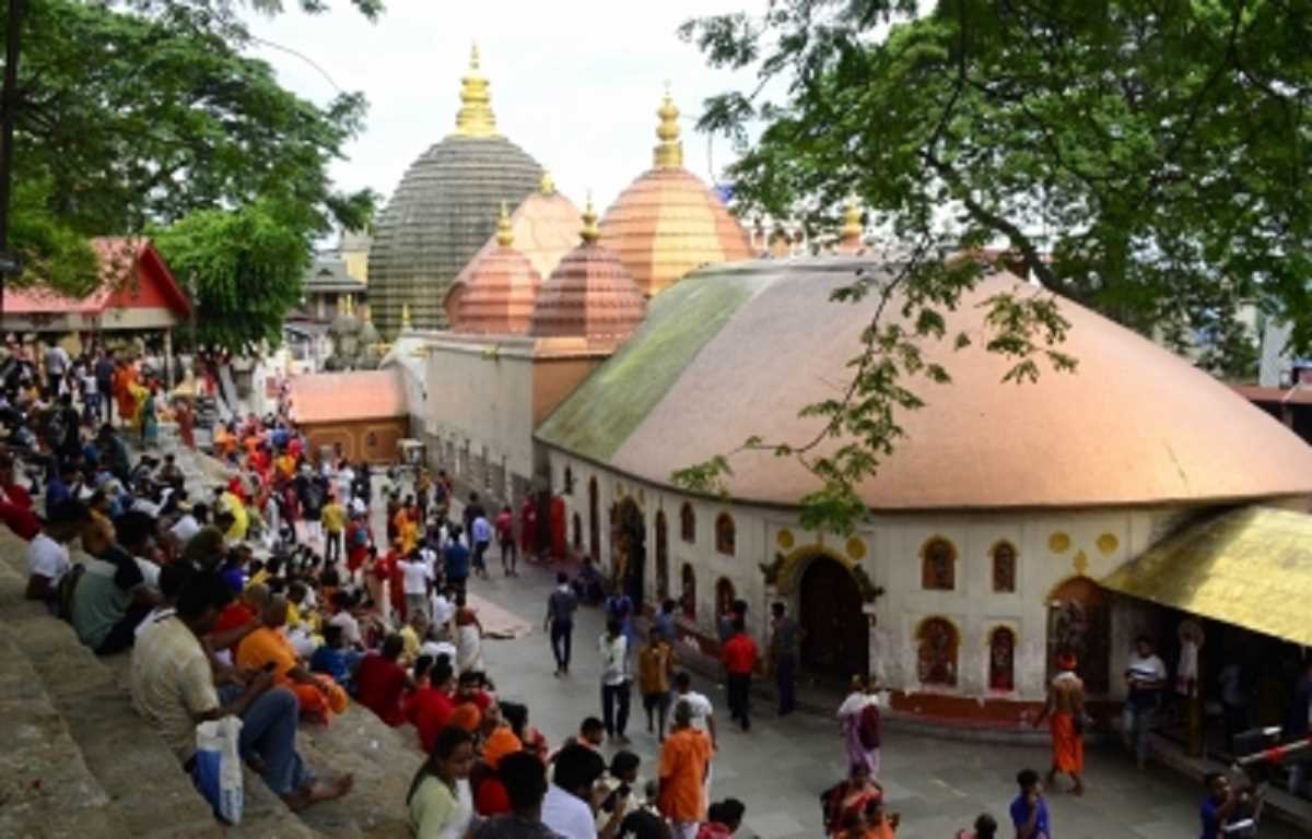 अंबुबाची मेला शुरू होते ही कामाख्या मंदिर में भक्तों की भीड़ उमड़ पड़ी अंबुबाची मेला शुरू होते ही कामाख्या मंदिर में भक्तों की भीड़ उमड़ पड़ी