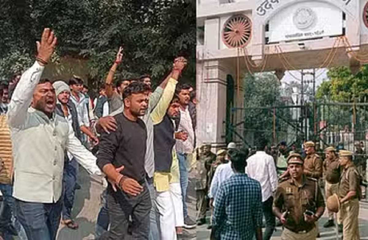 यूपी कॉलेज में छात्रों का विरोध प्रदर्शन, किया हनुमान चालीसा का पाठ यूपी कॉलेज में छात्रों का विरोध प्रदर्शन, किया हनुमान चालीसा का पाठ