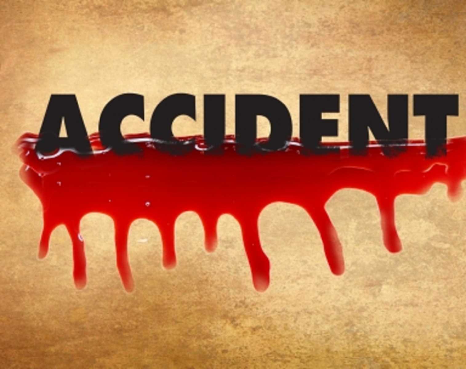 तेलंगाना : खड़ी डीसीएम वैन से टकराई कार, तीन की मौत