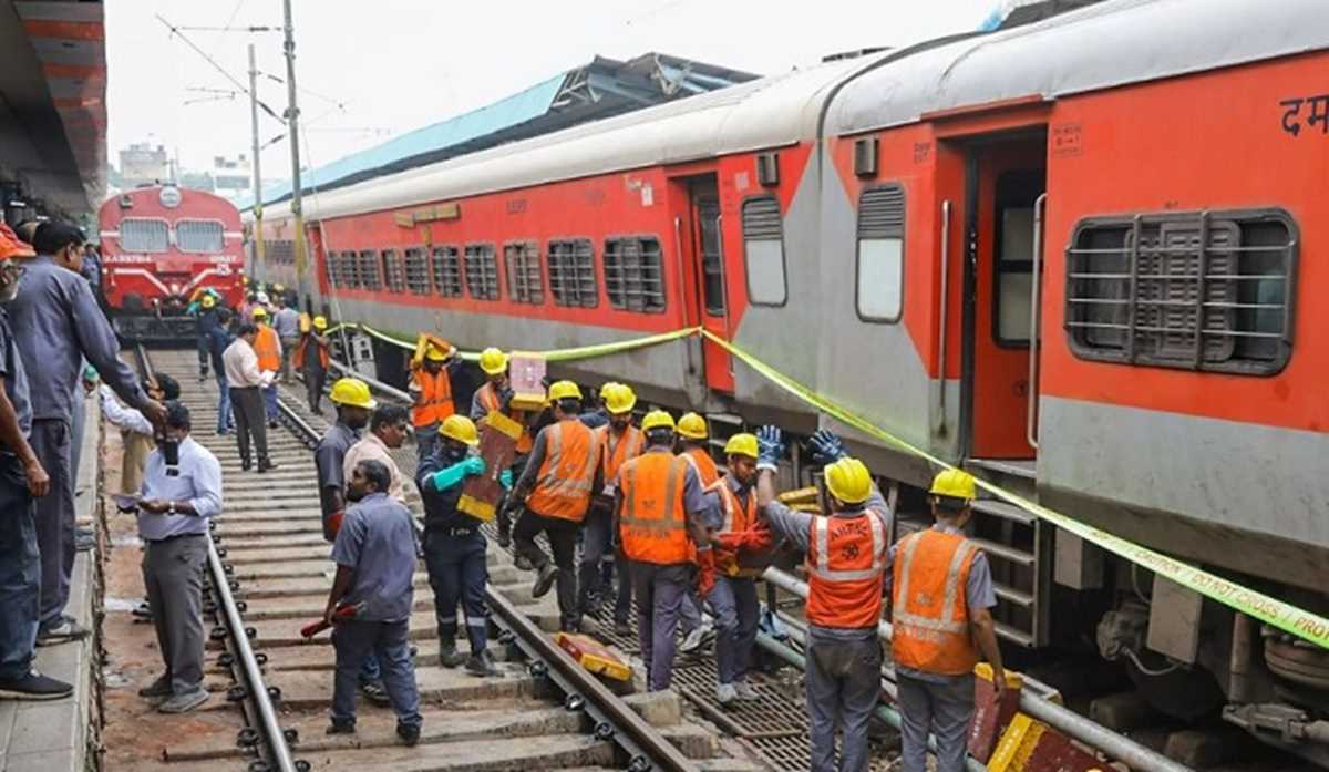 चारमीनार एक्सप्रेस के तीन डिब्बे पटरी से उतरी , छह यात्री घायल