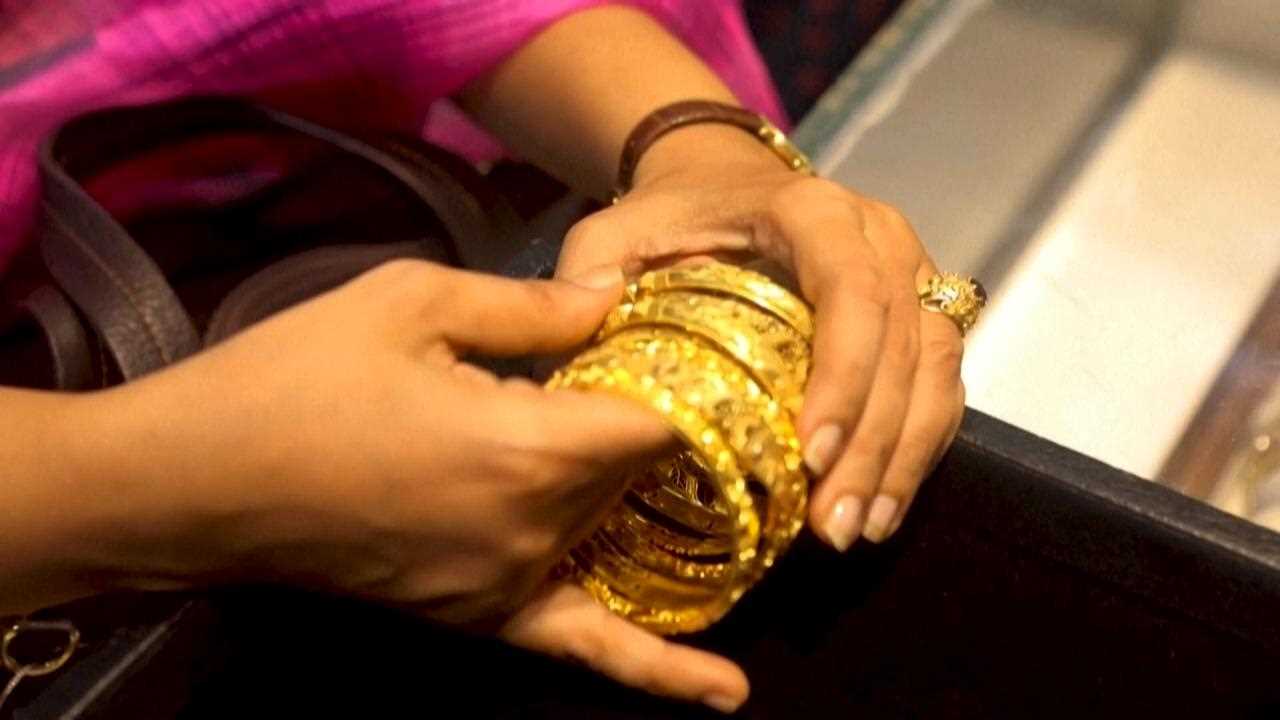 1050 टन सोना खरीदकर 2021 में भारत ने तोड़े सोने के आयात के रिकॉर्डः रिपोर्ट 1050 टन सोना खरीदकर 2021 में भारत ने तोड़े सोने के आयात के रिकॉर्डः रिपोर्ट