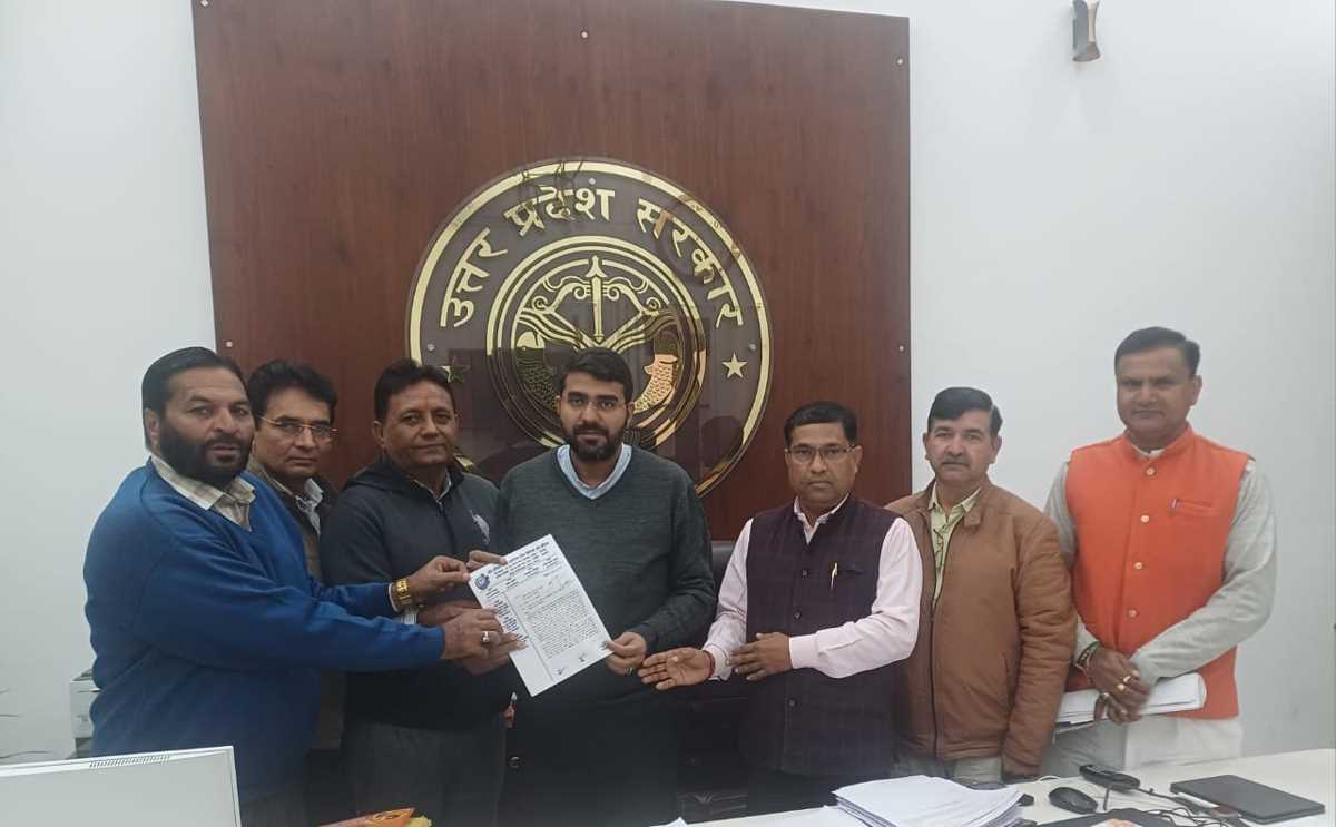 LIC के अधिकारी कर रहे अभिकर्ताओं का शोषण