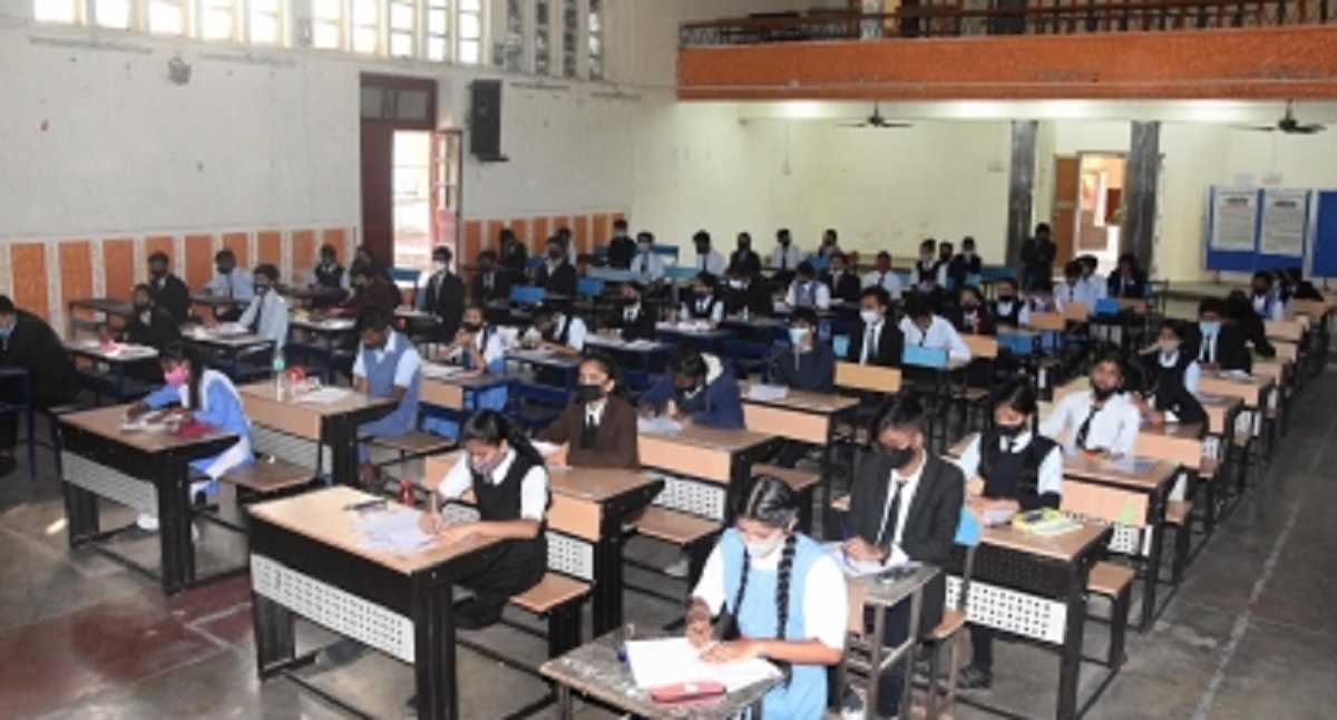 16 फरवरी से यूपी बोर्ड एग्जाम, नकल की तो लगेगा एनएसए