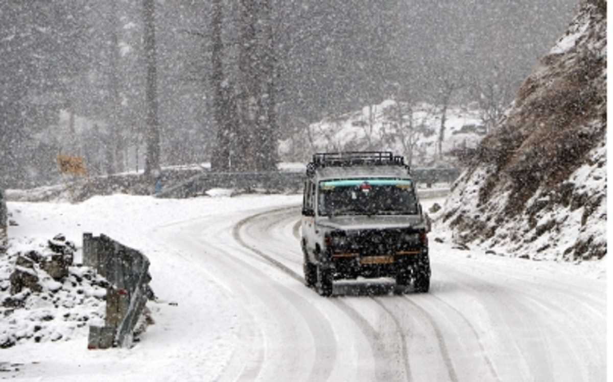 घाटी में बर्फबारी से जनजीवन प्रभावित, आज से राहत की संभावना