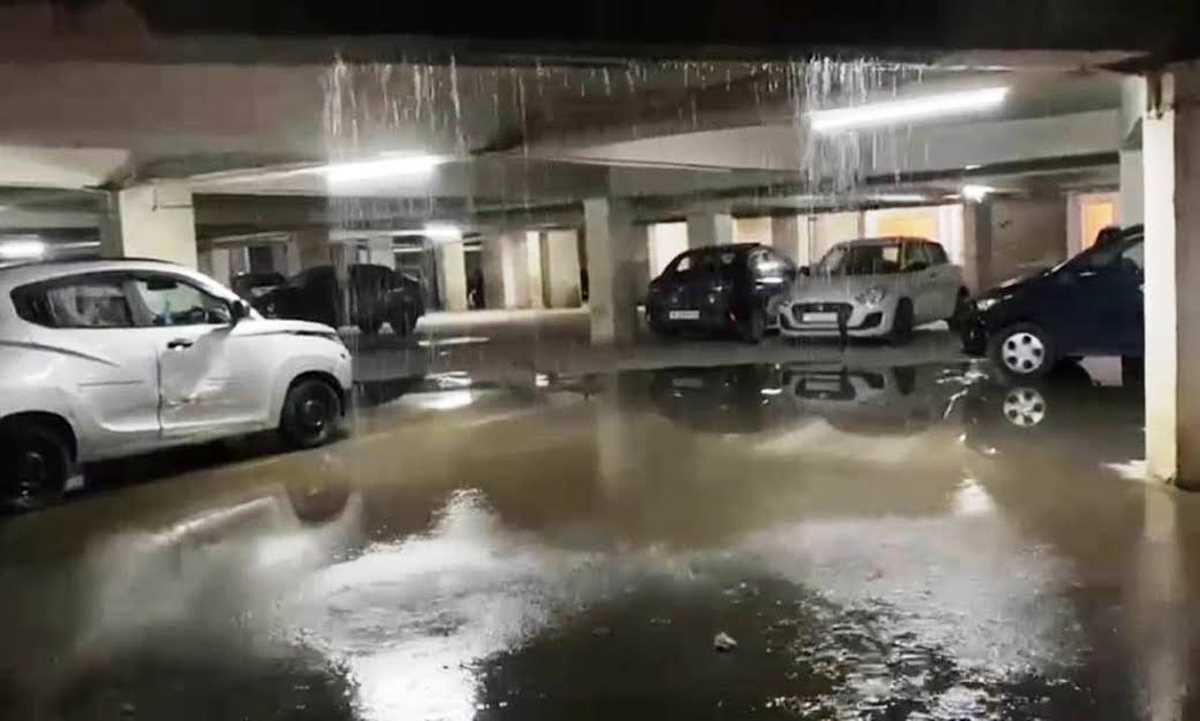 पहली बारिश में ग्रेनो वेस्ट की सोसाइटी का बेसमेन्ट हुआ पानी-पानी