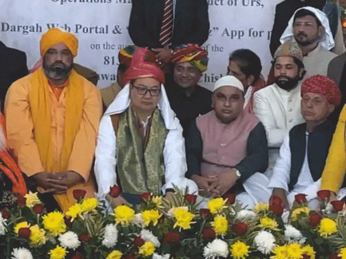 अजमेर दरगाह पर पीएम मोदी की चादर पेश, दरगाह की ओर से रिजिजू का किया गया स्वागत