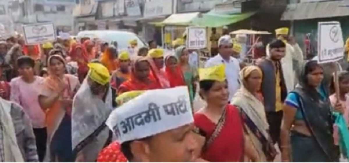 आप के झाड़ू चलाओ गंदगी हटाओ अभियान के अंतर्गत कार्यकर्ताओ ने जमकर चलाई झाड़ू