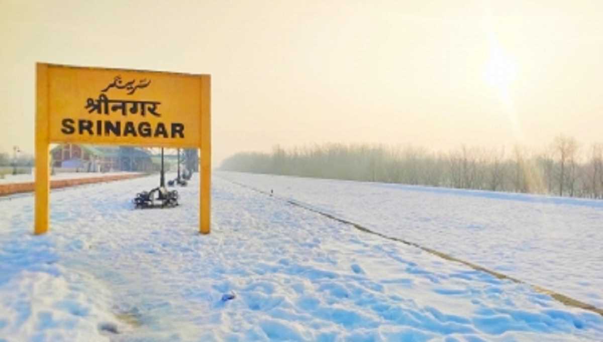 सर्द मौसम में रेलवे ने रोमांचकारी दृश्य साझा किए