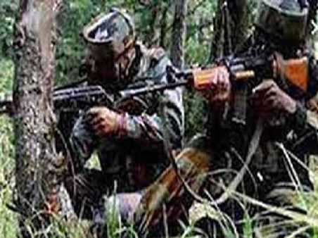 कुलगाम में सुरक्षा बलों और आतंकवादी के बीच मुठभेड़ जारी