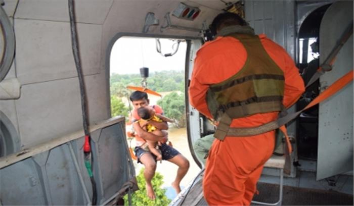 वायु सेना ने बंगाल में बाढ़ में फंसे लोगों को बचाया