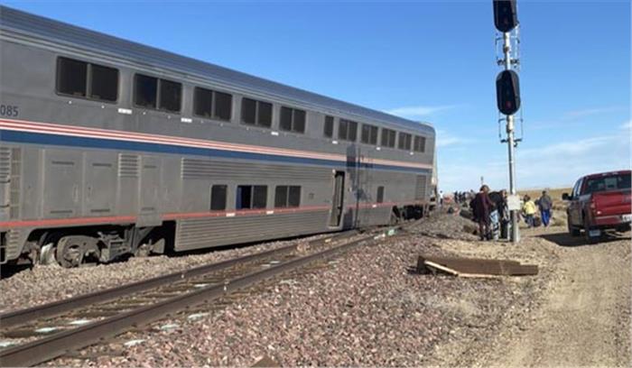 अमेरिका में ट्रेन पटरी से उतरी, कई मरे, कम से कम 50 घायल