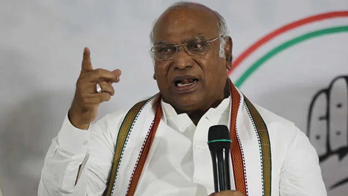 पैसे की लूट मुद्दे पर खडगे ने का मोदी पर साधा निशाना