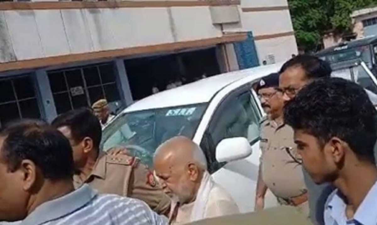 पूर्व केंद्रीय मंत्री स्वामी चिन्मयानंद को UP कोर्ट ने किया भगोड़ा घोषित, रेप मामले में जारी हुआ था NBW