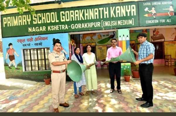 मुख्यमंत्री की पहल पर गोरखनाथ मंदिर की तरफ से जिला प्रशासन को सौंपे गए 2 लाउडस्पीकर