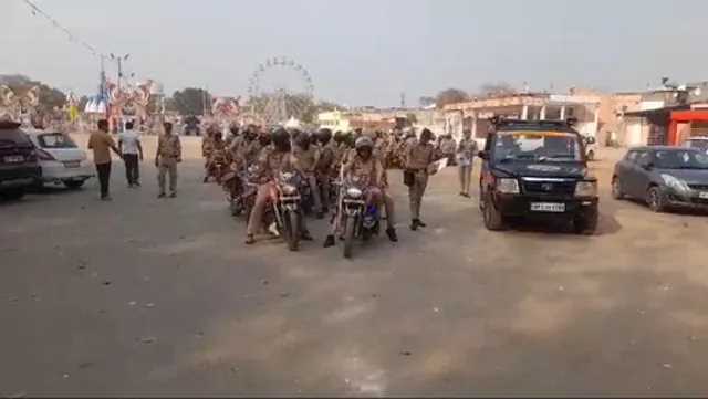 गाजियाबाद में पुलिस का फ्लैग मार्च, होली और जुमे की नमाज को लेकर अलर्ट