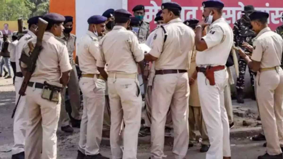 बिहार में पूर्व मंत्री गए थे जमीन कब्जा करने, पुलिस ने हथियारों के साथ पांच लोगों को किया गिरफ्तार