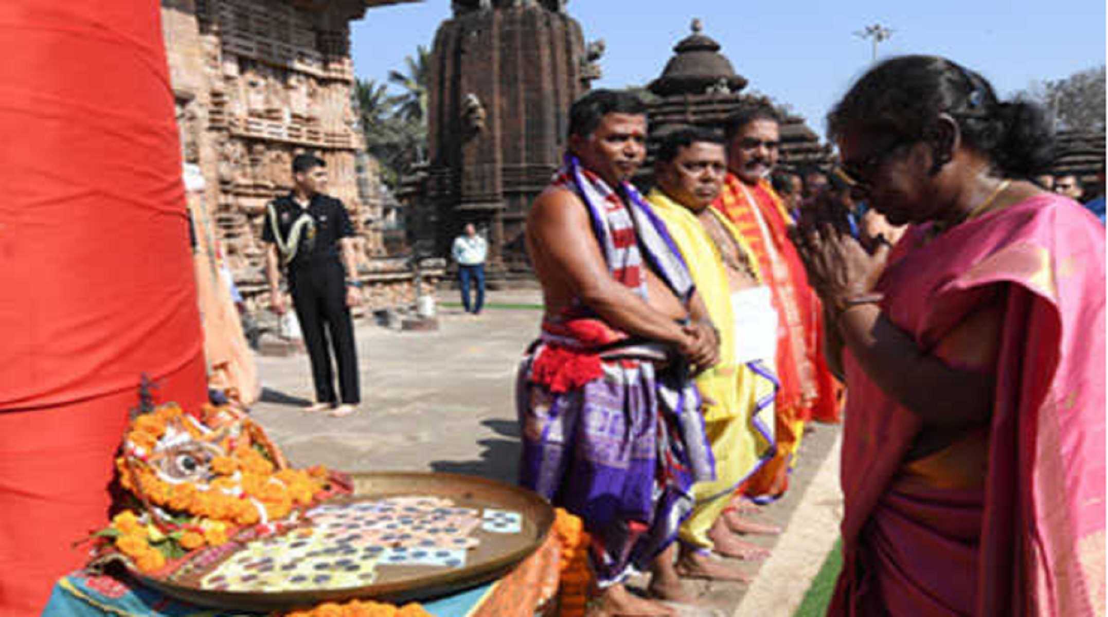 राष्ट्रपति ने पेश की भक्ति की मिसाल, आम भक्तों की तरह नंगे पांव पैदल चलकर पहुंची महाप्रभु लिंगराज के दरबार राष्ट्रपति ने पेश की भक्ति की मिसाल, आम भक्तों की तरह नंगे पांव पैदल चलकर पहुंची महाप्रभु लिंगराज के दरबार