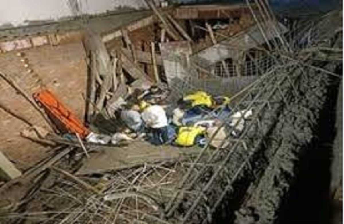 उत्तराखंड के टनकपुर में बड़ा हादसा निमार्णाधीन भवन की शटरिंग गिरी, दो मजदूर घायल उत्तराखंड के टनकपुर में बड़ा हादसा निमार्णाधीन भवन की शटरिंग गिरी, दो मजदूर घायल