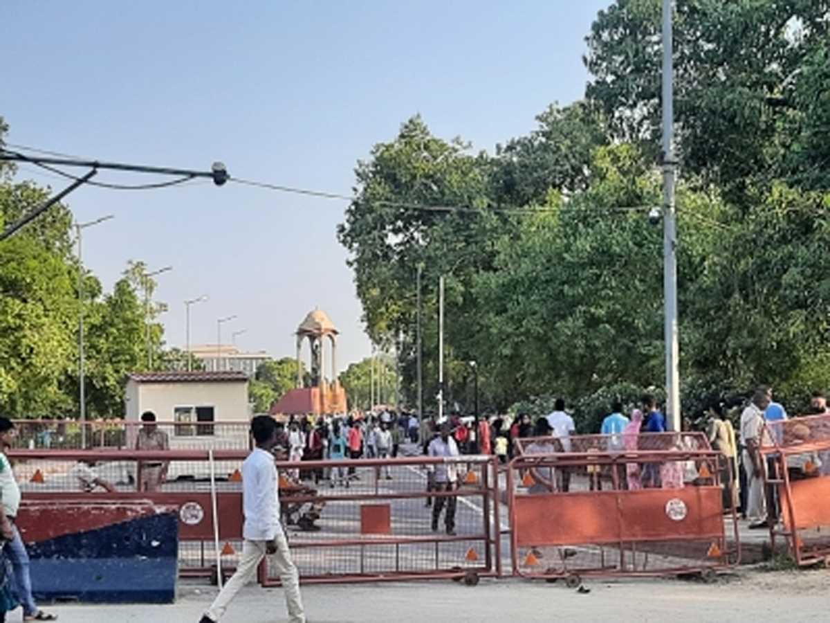 छुट्टी के मौके पर सैकड़ों पर्यटक पहुंचे कर्तव्य पथ, परिजनों, दोस्तों संग खिंचा रहे तस्वीर