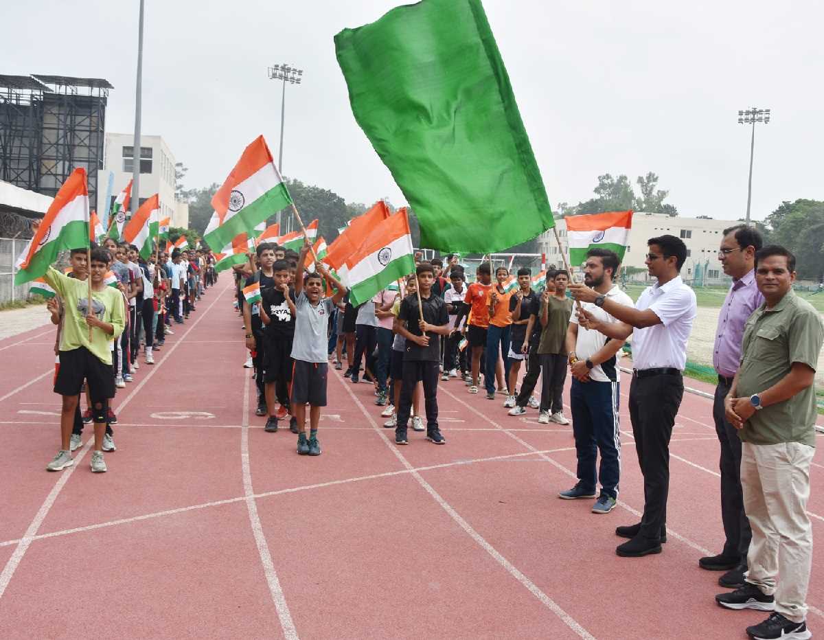 करनाल के कर्ण स्टेडियम से तिरंगा यात्रा रवाना