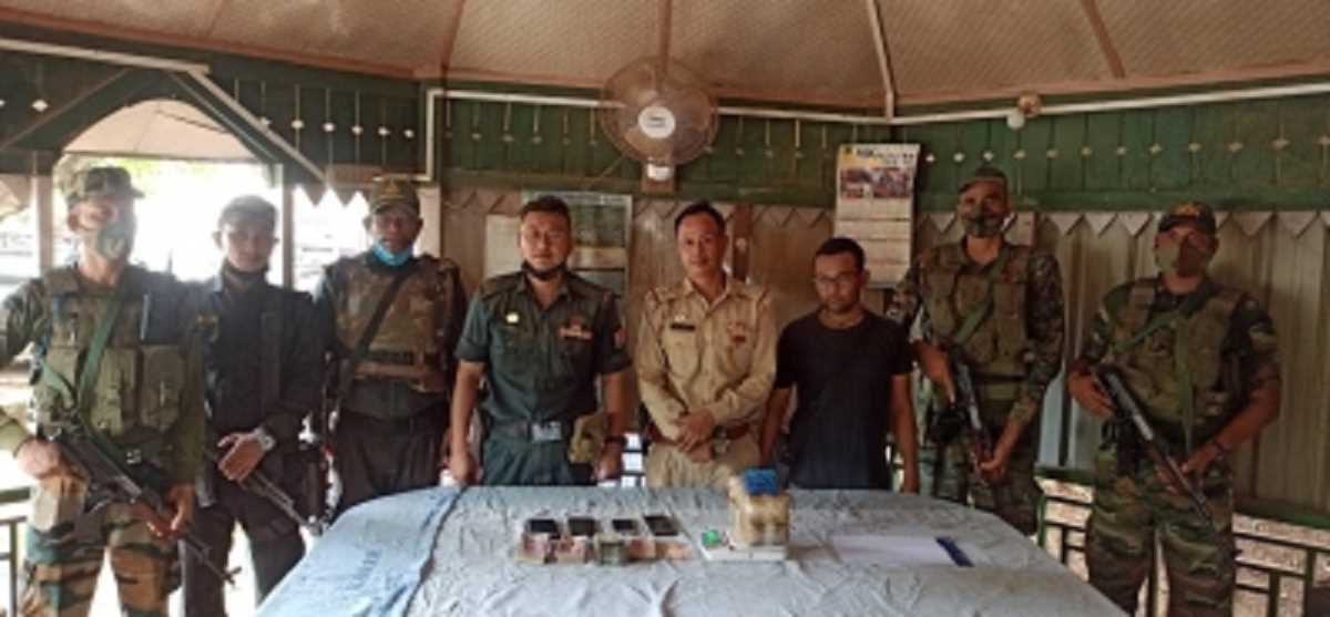 मणिपुर: असम राइफल्स ने 1 करोड़ के नशीले पदार्थ बरामद किए मणिपुर: असम राइफल्स ने 1 करोड़ के नशीले पदार्थ बरामद किए