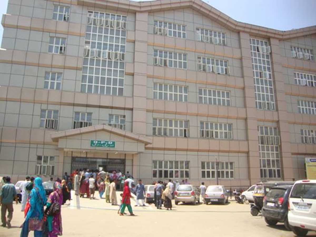 श्रीनगर के प्रमुख प्रसूति अस्पताल में ढोंगी ने 3 दिनों तक किया मरीज का इलाज, गिरफ्तार श्रीनगर के प्रमुख प्रसूति अस्पताल में ढोंगी ने 3 दिनों तक किया मरीज का इलाज, गिरफ्तार