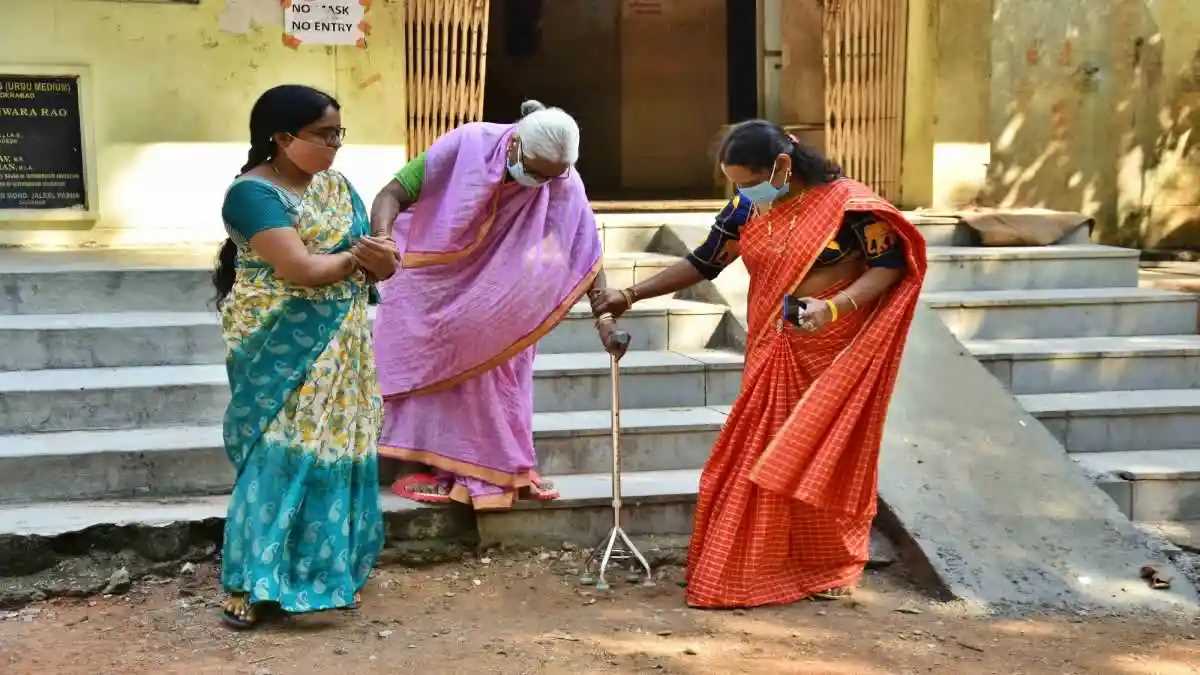 85 साल से ज्यादा उम्र के लोग और 40 प्रतिशत से ज्यादा दिव्यांग कर सकेंगे घर से वोट