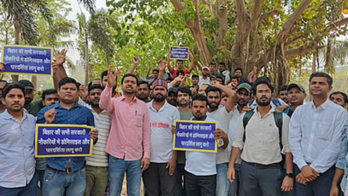 बिहार : डोमिसाइल नीति लागू करने को लेकर छात्रों का प्रदर्शन