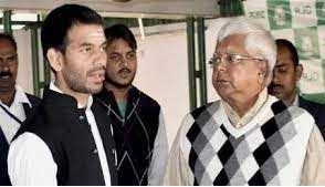 लालू की स्वस्थ होने की कामना लेकर चिंतित तेजप्रताप भगवान श्रीकृष्ण की शरण में पहुंचे