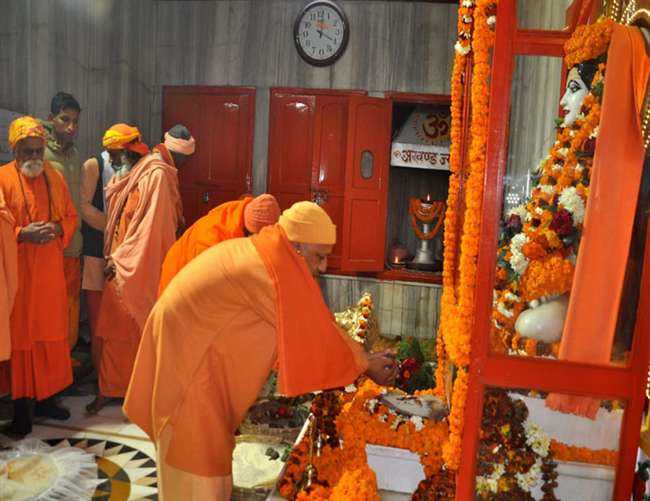 मकर संक्रांति पर गोरखनाथ मंदिर में सीएम योगी आदित्यनाथ ने चढ़ाई खिचड़ी