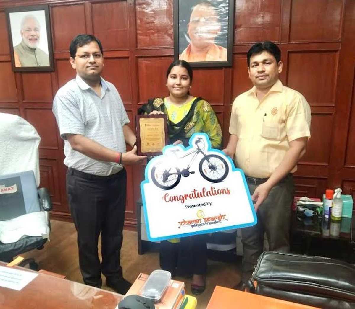 सड़क सुरक्षा प्रश्नोत्ररी प्रतियोगिता में जीबीयू की खुशबू को मिला प्रथम स्थान