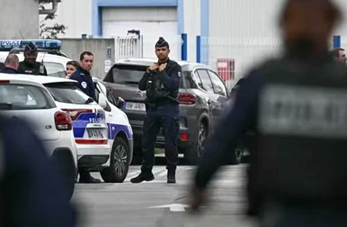 फ्रांस के एक स्कूल में छात्रों पर चाकू से हमला, 1 की मौत और 3 घायल फ्रांस के एक स्कूल में छात्रों पर चाकू से हमला, 1 की मौत और 3 घायल