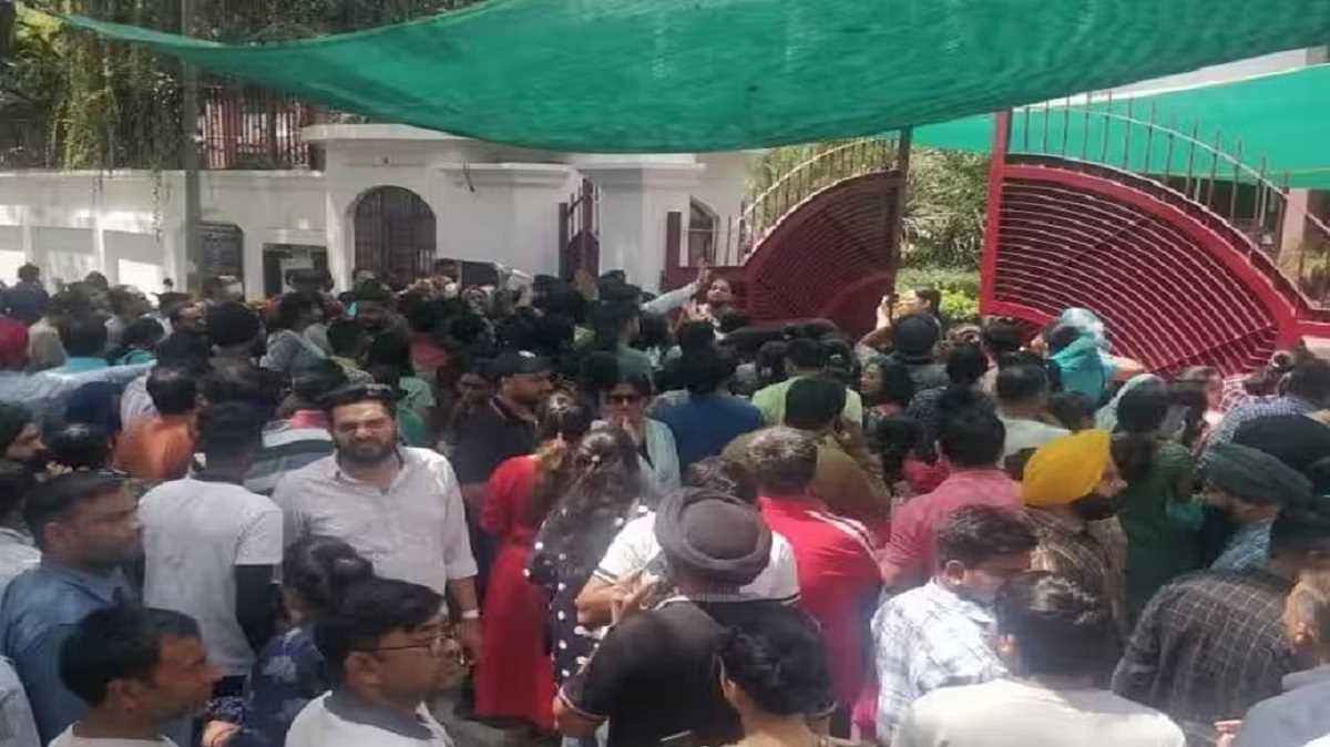 बम की धमकी वाले ईमेल के बाद खाली कराया गया दिल्ली का स्कूल बम की धमकी वाले ईमेल के बाद खाली कराया गया दिल्ली का स्कूल