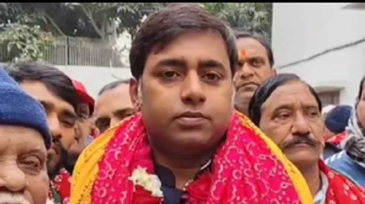 अयोध्या : सपा उम्मीदवार अजीत प्रसाद नामांकन करने पहुंचे, भाजपा के उम्मीदवार को बताया बाहरी