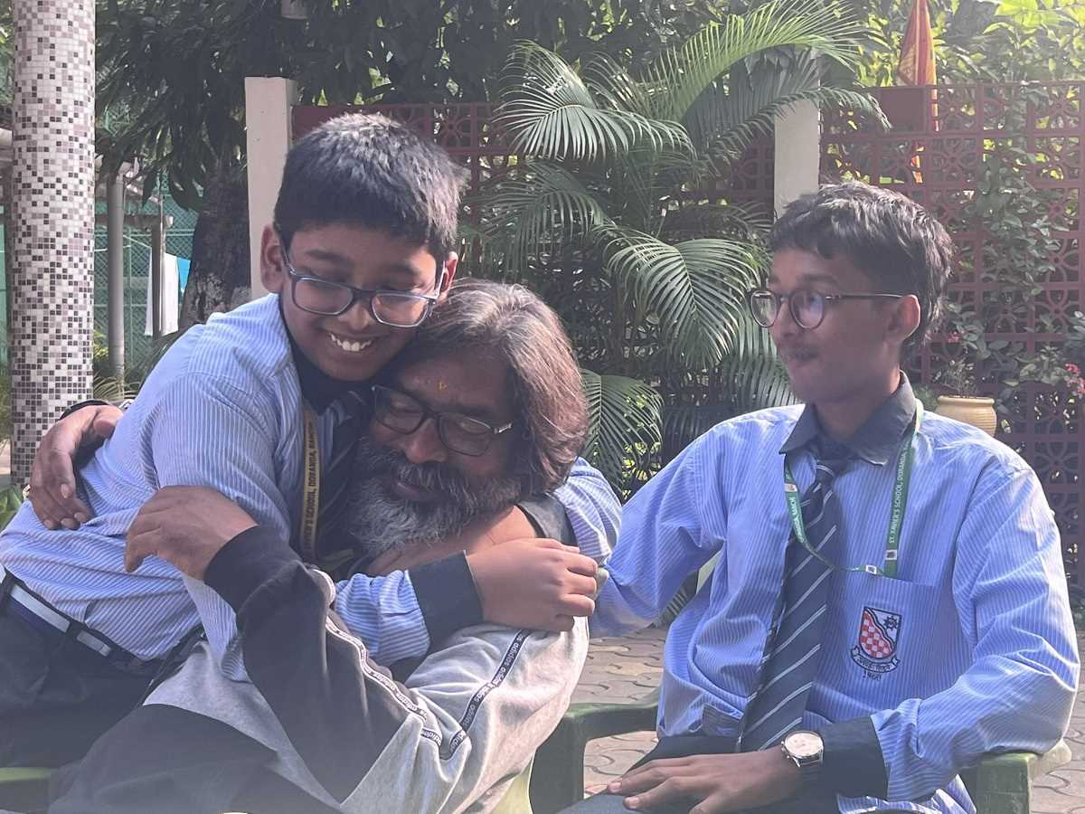 हेमंत सोरेन की अपने बच्चों के साथ मस्ती, तस्वीर शेयर कर कहा - ये मेरी शक्ति