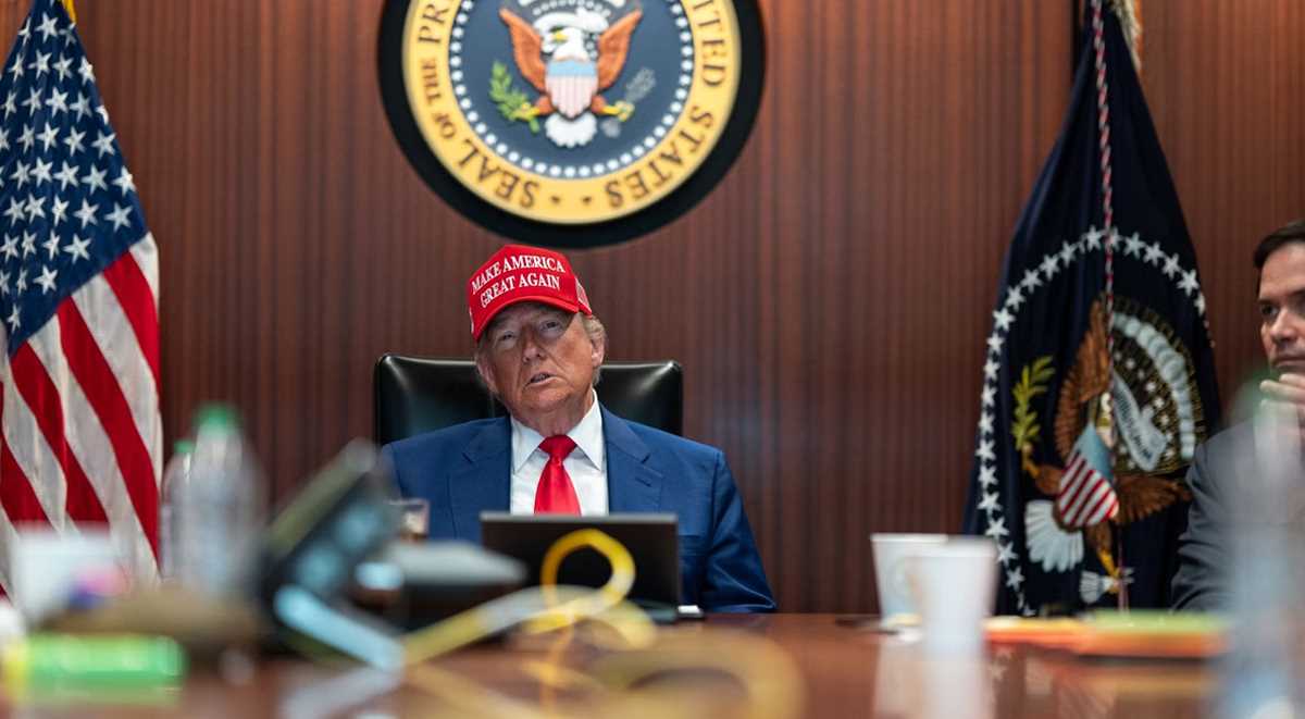 ईरान पर हमला करके ट्रंप पूरी दुनिया को धमका रहे हैं