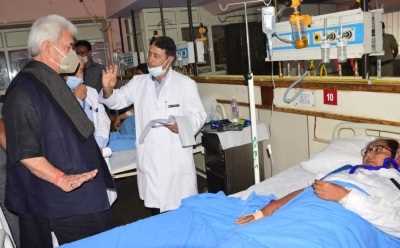 श्रीनगर: अस्पताल में घायल तीर्थयात्रियों से जम्मू-कश्मीर एलजी ने की मुलाकात