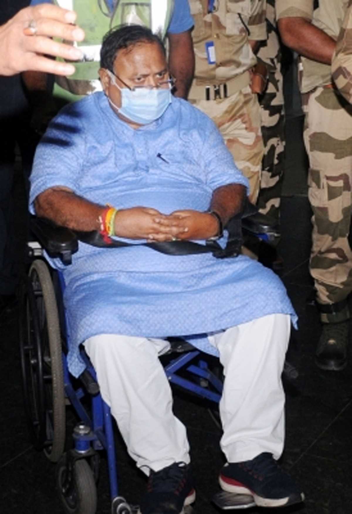 बंगाल शिक्षक भर्ती घोटाला : पार्थ के कैबिनेट से बाहर होने के बाद जांच में आएगी तेजी, होंगे नए खुलासे!