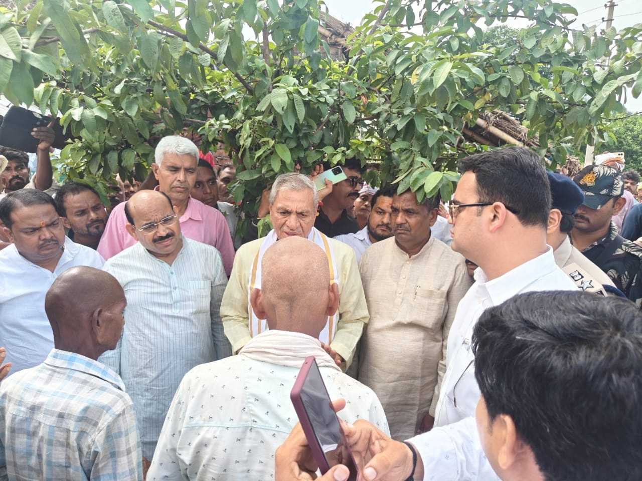 इटावा में दीवार गिरने से मारे गए मजदूरों के परिजनों को कैबिनेट मंत्री ने दी आर्थिक सहायता