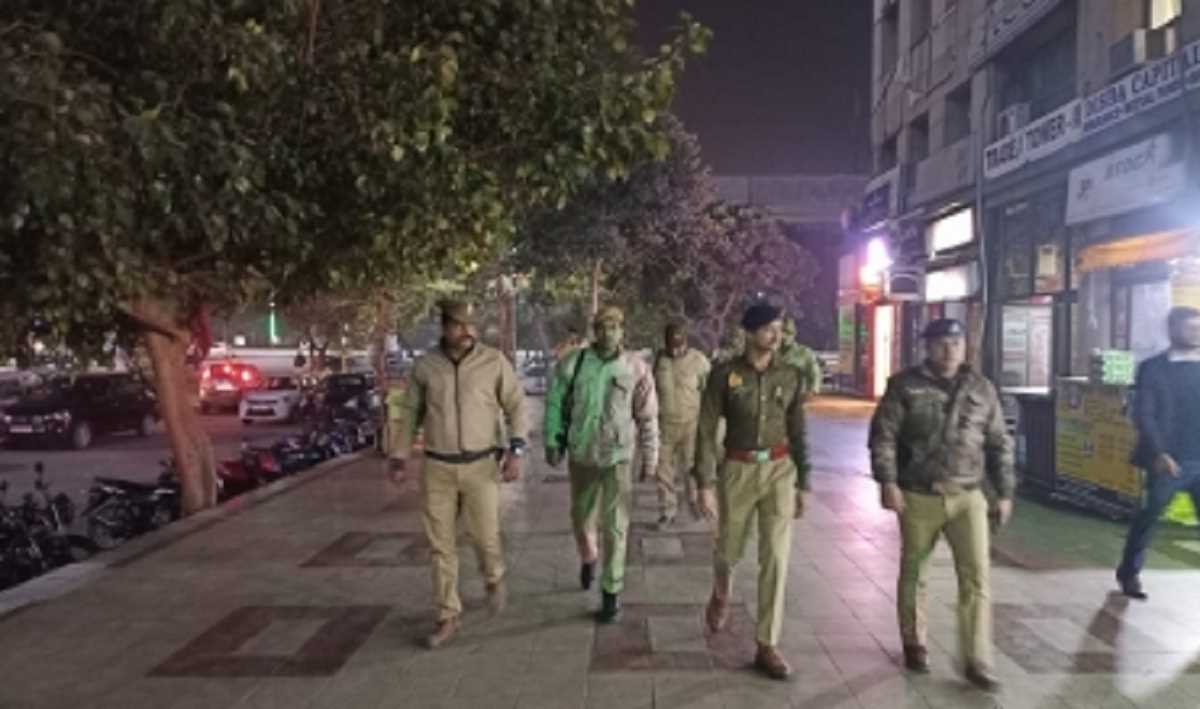 खुले में जाम छलकाना शराबियों को पड़ा भारी:नोएडा पुलिस ने 102 लोगों के खिलाफ की कार्रवाई खुले में जाम छलकाना शराबियों को पड़ा भारी:नोएडा पुलिस ने 102 लोगों के खिलाफ की कार्रवाई