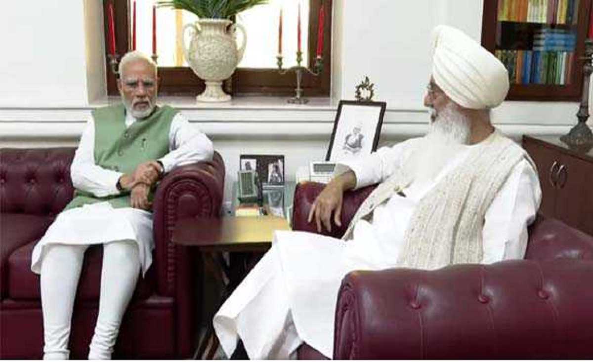 प्रधानमंत्री मोदी ने ब्यास स्थित राधा स्वामी सत्संग के प्रमुख से की मुलाकात