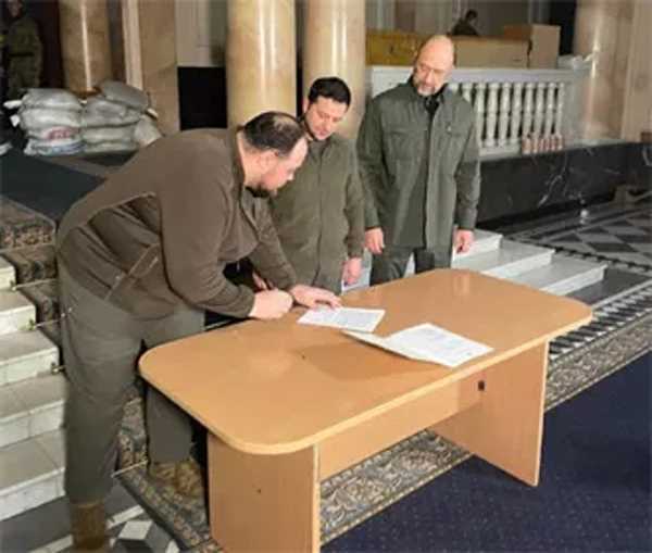 जेलेंस्की ने यूक्रेन के ईयू सदस्यता आवेदन पर हस्ताक्षर किए