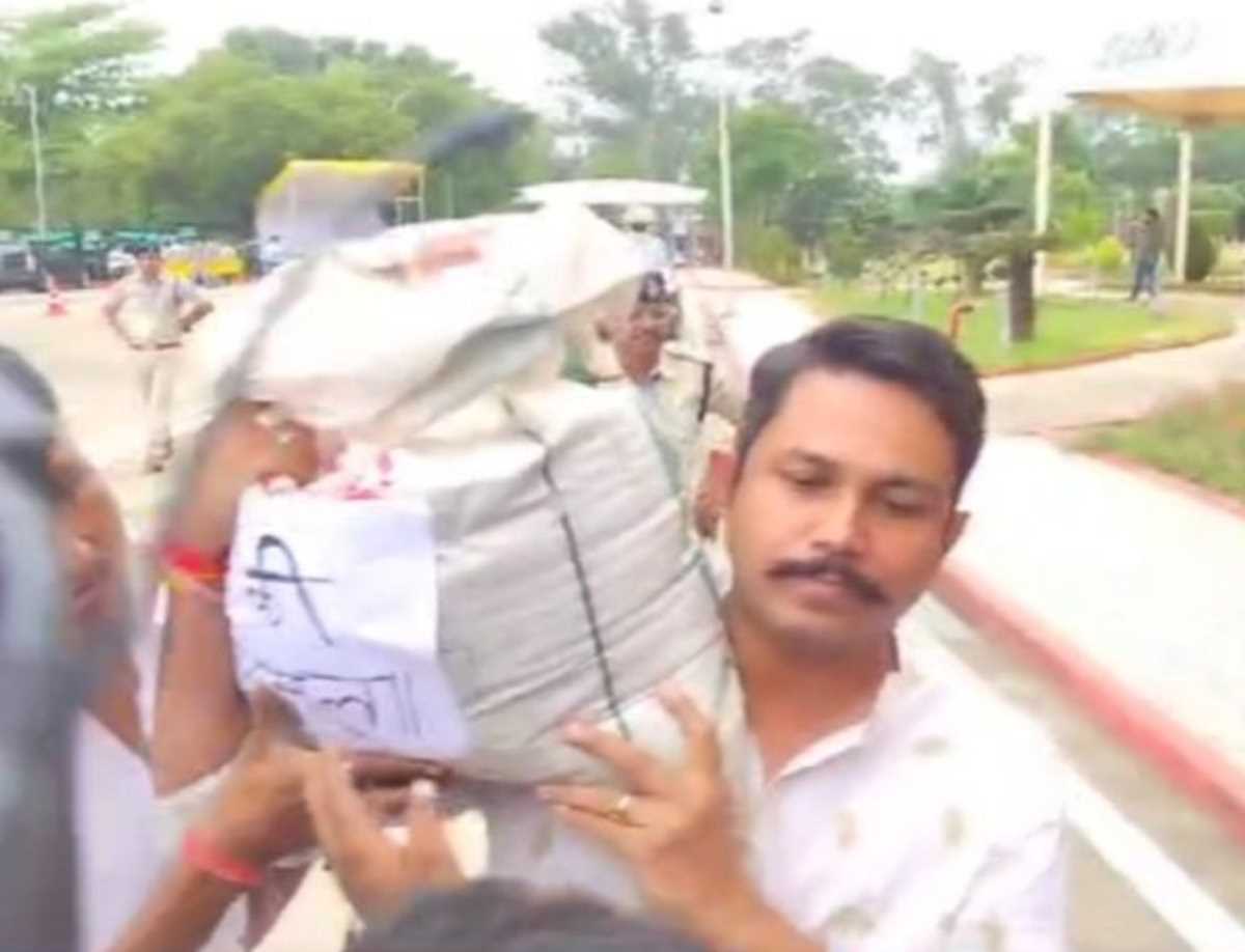 भोपाल : कांग्रेस विधायक मूंग की बोरी कंधे पर रखकर पहुंचे विधानसभा