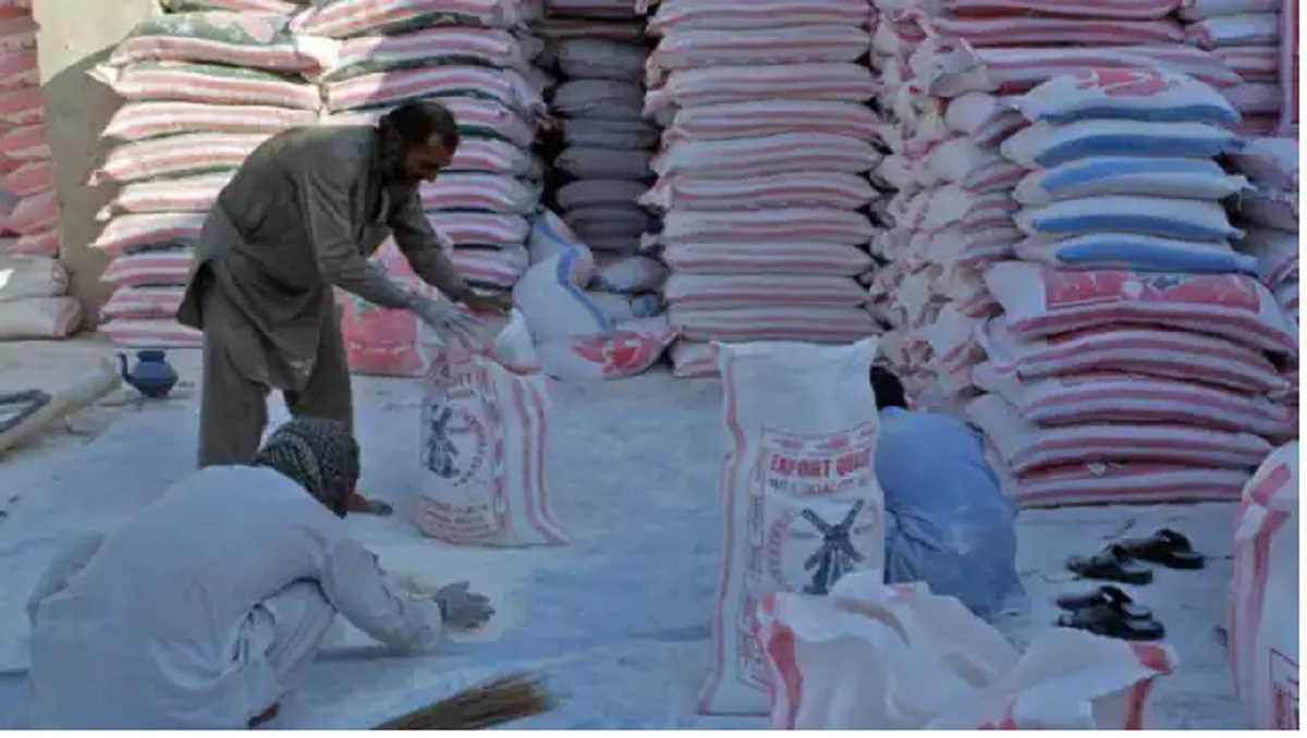 पाकिस्तान में आटे के लिए हाहाकार, 3100 रुपये प्रति पैकेट तक पहुंचीं कीमतें, 1 की चली गई जान