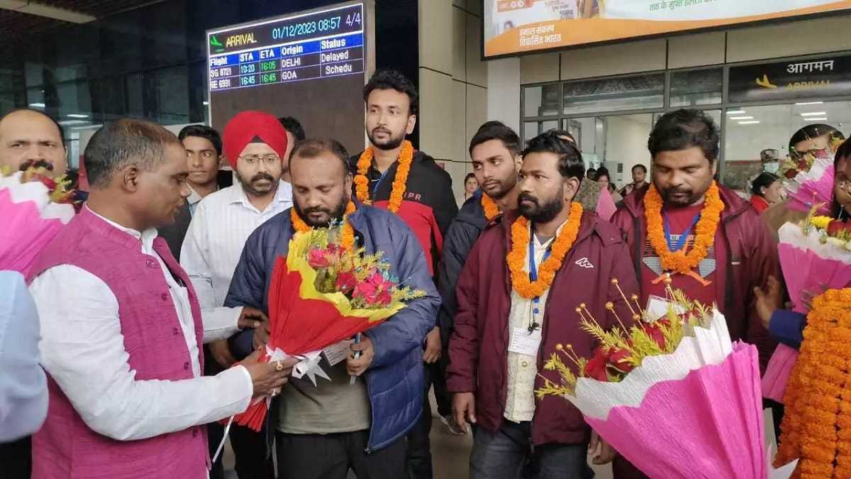 उत्तराखंड के सुरंग में फंसे बिहार के 5 मजदूरों का पटना पहुंचने पर जोरदार स्वागत उत्तराखंड के सुरंग में फंसे बिहार के 5 मजदूरों का पटना पहुंचने पर जोरदार स्वागत