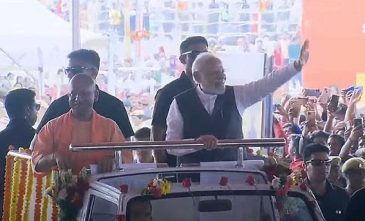 काशी में पीएम मोदी, मिनी रोड शो में लोगों से की मुलाकात, क्रिकेट स्टेडियम का देंगे तोहफा