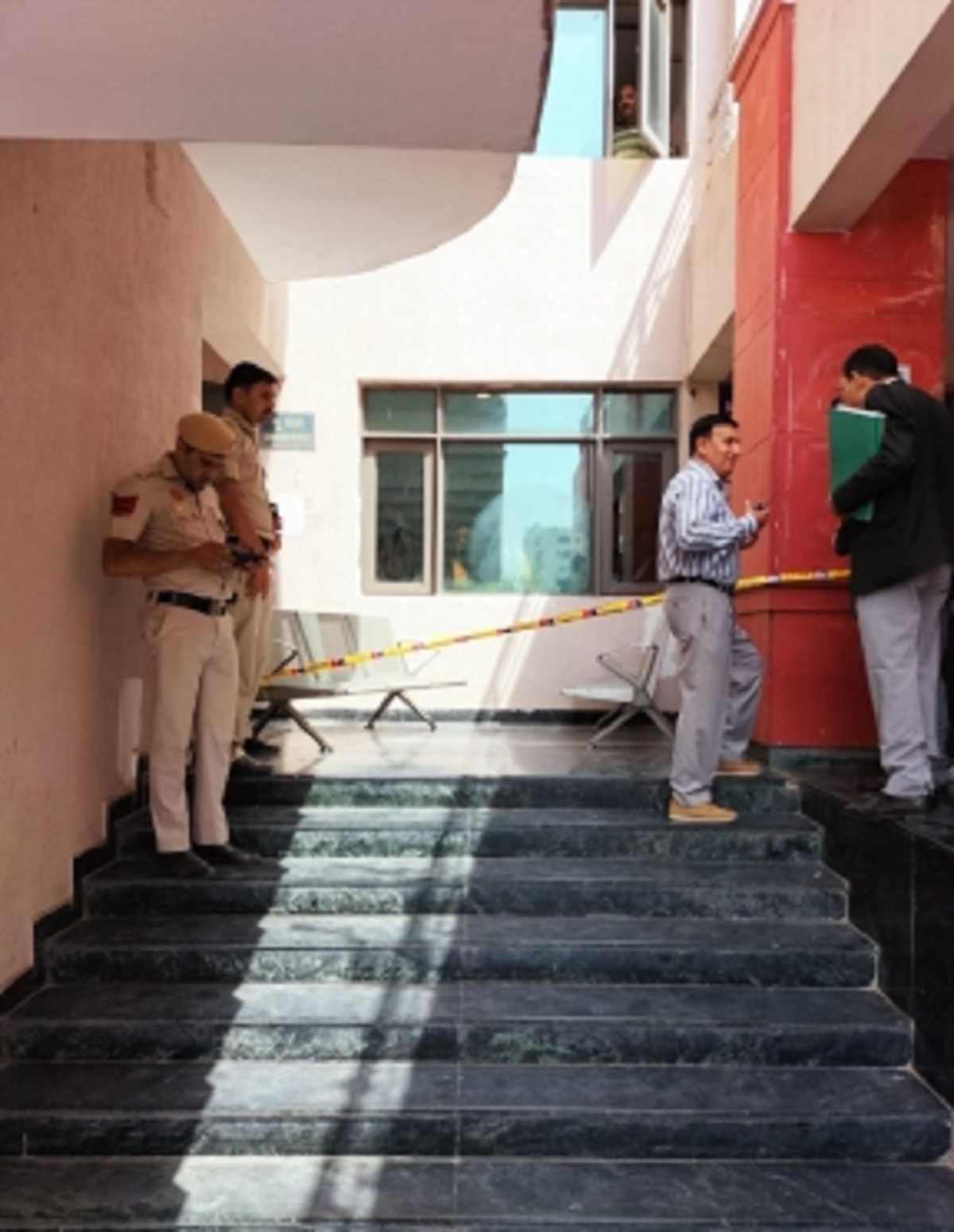 साकेत कोर्ट फायरिंग : महिला की हालत स्थिर, हमलावर को पकड़ने के लिए टीमें गठित