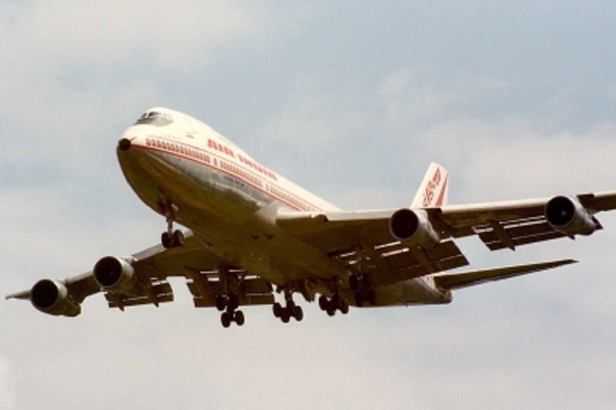 एयर इंडिया फ्लाइट में यात्री ने क्रू मेंबर से की मारपीट