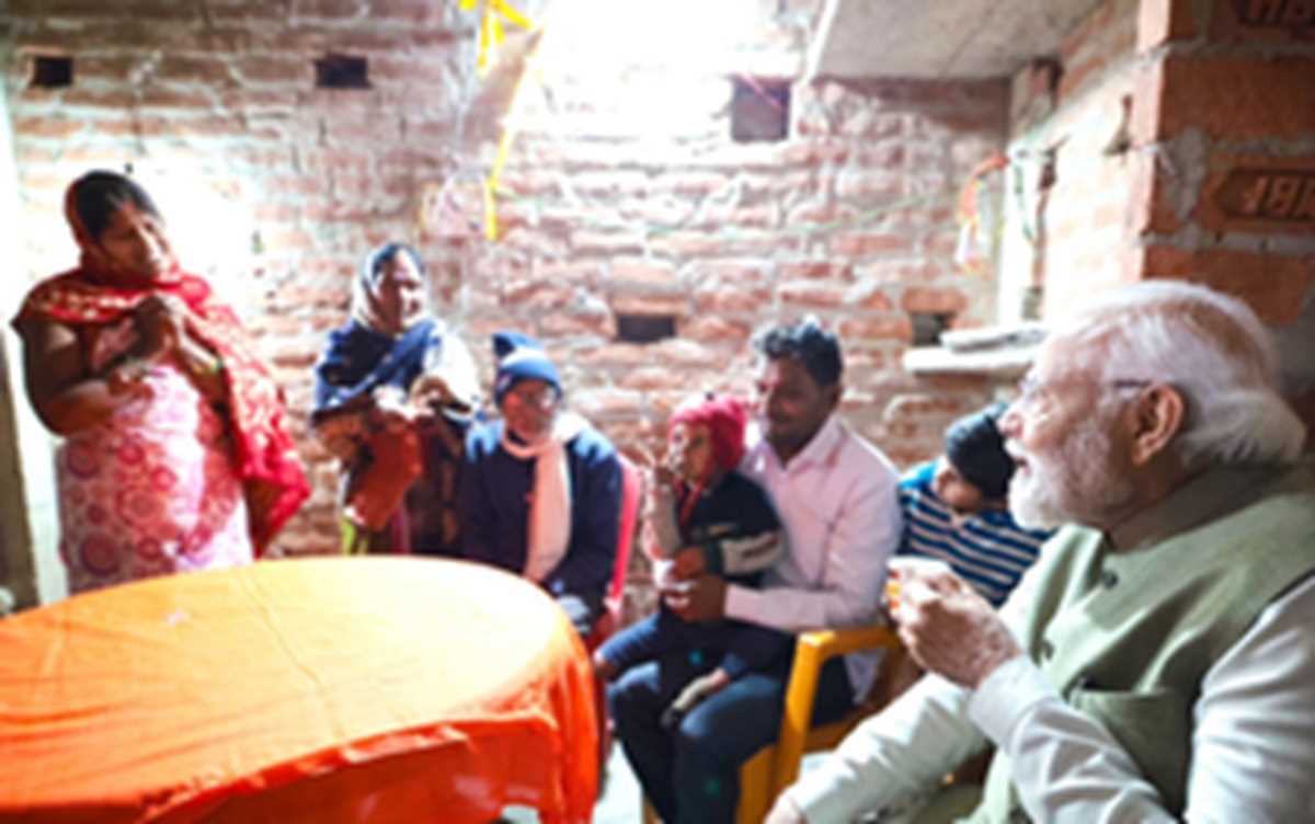 अयोध्या में मीरा के घर अचानक चाय पीने पहुंचे पीएम मोदी