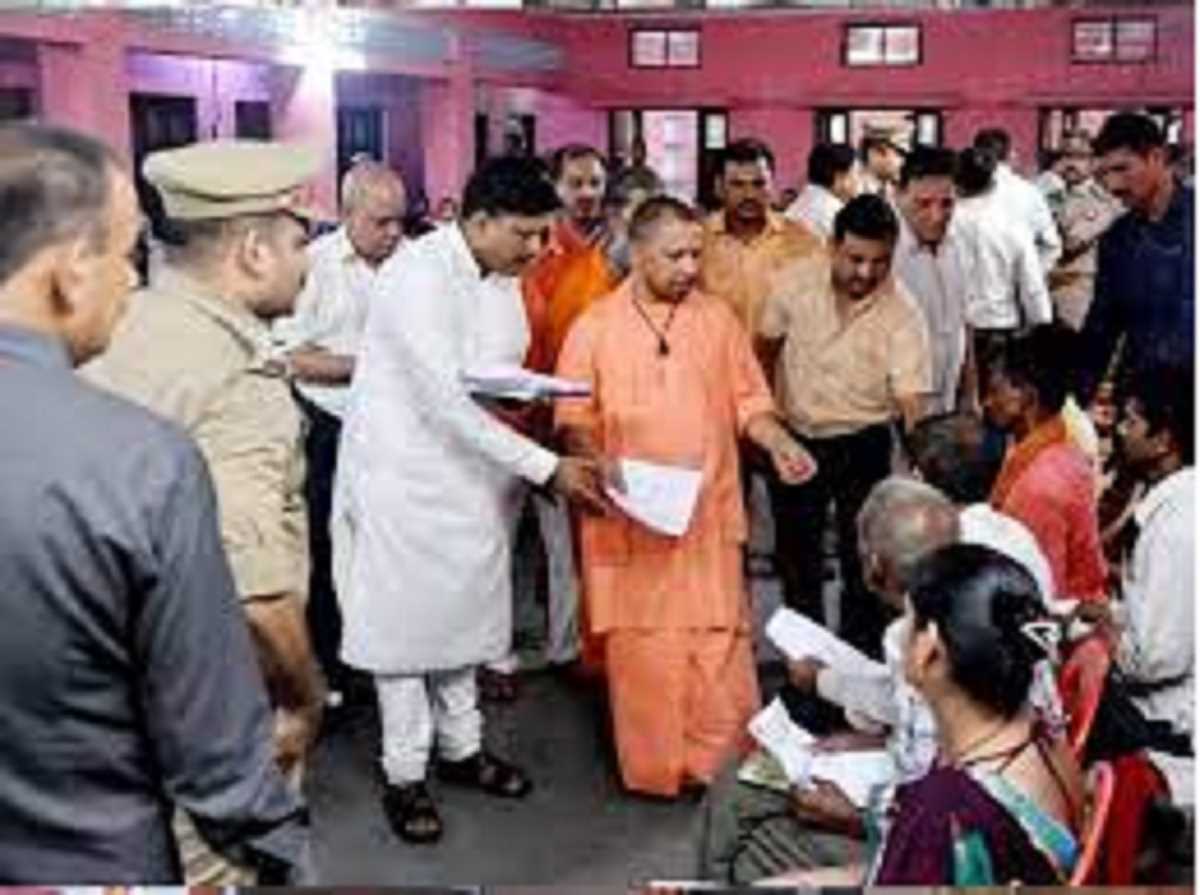 सबकी समस्या का समाधान करने को सरकार प्रतिबद्ध: योगी